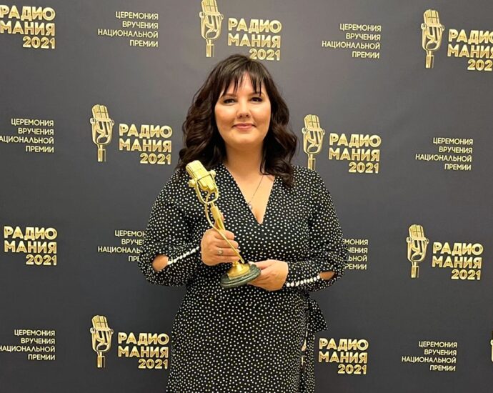Со статуэткой премии «Радиомания 2021» – продюсер Елена Черепанова